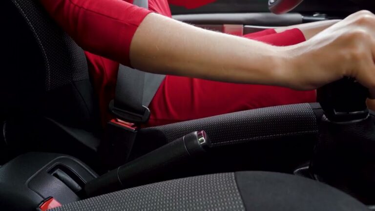 ¡Atasco peligroso! ¿Cómo solucionar anclaje cinturón seguridad atascado?